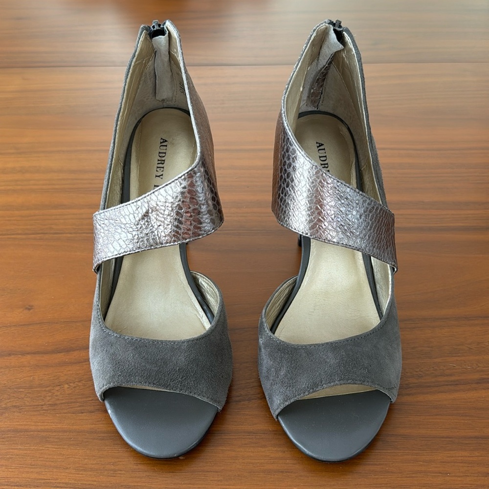 Audrey Brooke Glenda gray/taupe heel size 8M
